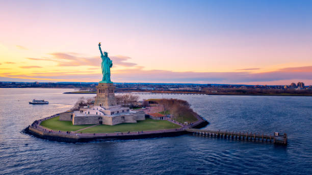 vue aérienne de statue de liberté au coucher du soleil - statue of liberty usa new freedom photos et images de collection