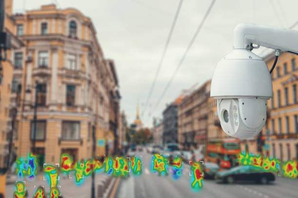 el concepto de videovigilancia y tecnología de seguridad. cámara cctv en el fondo de la carretera de la ciudad con coches y personas - personal land vehicle audio fotografías e imágenes de stock