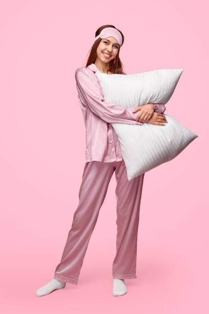 веселая барышня обнимая подушку - пижама стоковые фото и изображения