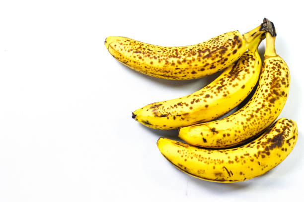 Bananas with blotchy skin, especially brown spots, are an indication of ripening and not necessarily decay. The spots may be due to the reaction of the enzyme tyrosinase with oxygen, or damage from bruising, cold or fungal exposure. However, if the spots are white or sticky, they could indicate the presence of fungi or insects, and in that case it is better not to consume them.