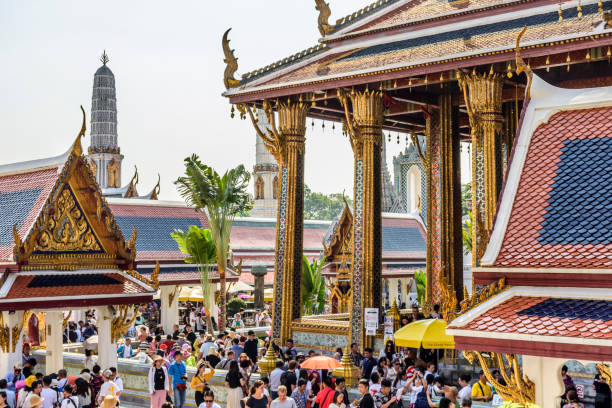 folla di turisti al grand palace & temple of the emerald buddha, bangkok, thailandia - editorial thailand spirituality gold foto e immagini stock