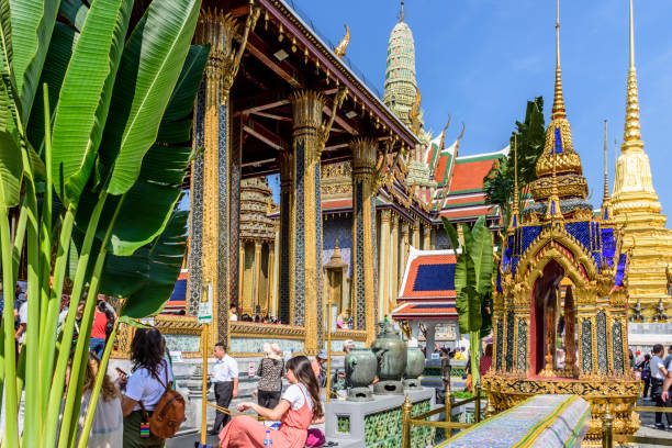 turisti al grand palace & temple of the emerald buddha, bangkok, thailandia - editorial thailand spirituality gold foto e immagini stock