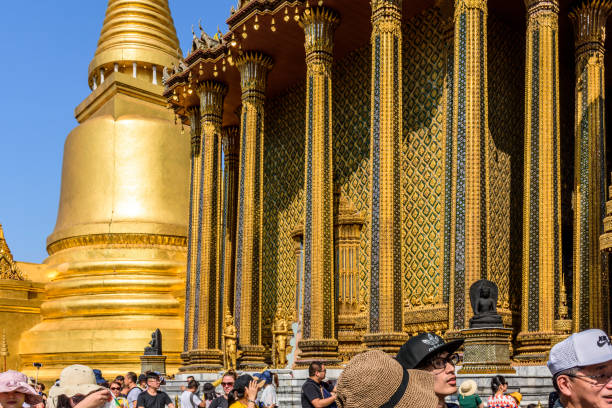 pagoda & turisti, grand palace & temple of the emerald buddha, bangkok, thailandia - editorial thailand spirituality gold foto e immagini stock
