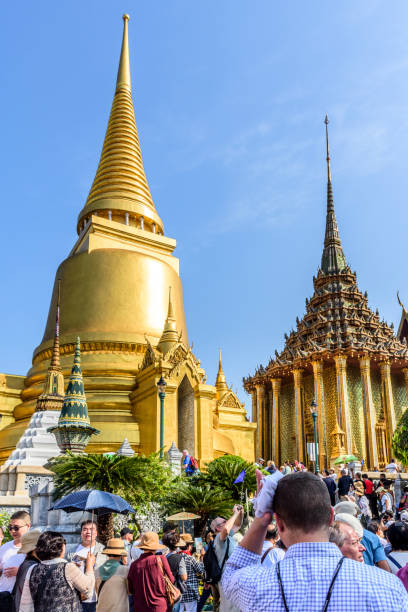 pagode & turisti, grand palace & temple of the emerald buddha, bangkok, thailandia - editorial thailand spirituality gold foto e immagini stock