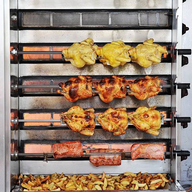 구운 닭, 돼지고기 - chicken rotisserie barbecue grill roast chicken 뉴스 사진 이미지