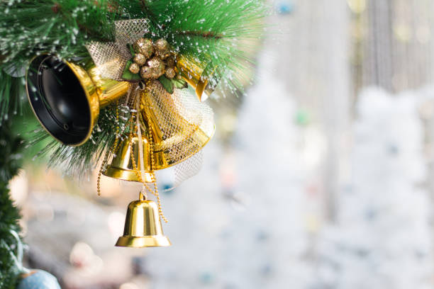 fir tree decorado con bolas de navidad en destellos ligeros backgorund. - christmas tree decorations indoors selective focus arrangement fotografías e imágenes de stock