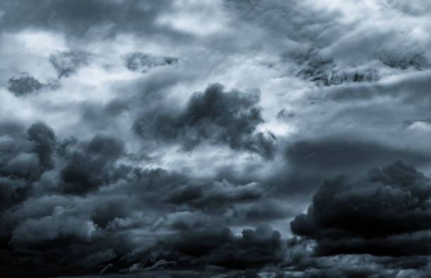 Hãy cùng thưởng thức hình ảnh về mây đen buồn để khám phá cảm xúc tinh tế của bức tranh thiên nhiên này.