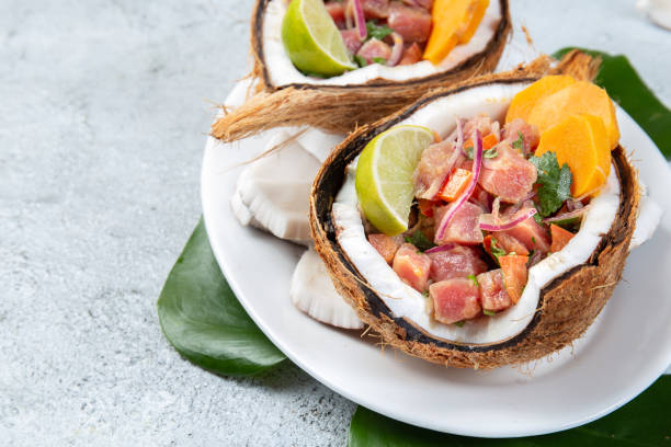 isola di pasqua tahitiano, ceviche di tonno hawaiano con patate dolci in piatti naturali di noci di cocco a zero rifiuti - hawaiian food foto e immagini stock