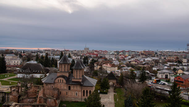 belle vue d'un monastère et de la ville de targoviste, roumanie vue du dessus de la tour de chindia - tirgoviste photos et images de collection