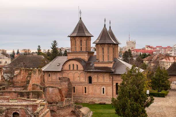 splendida vista di un monastero e della città di targoviste, in romania vista dalla cima della torre chindia - tirgoviste foto e immagini stock