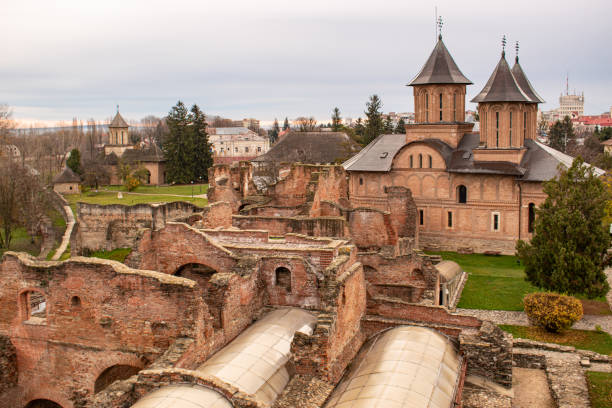 красивый вид на монастырь и город тарговест, румыния видно с вершины башни чиндия - tirgoviste стоковые фото и изображения