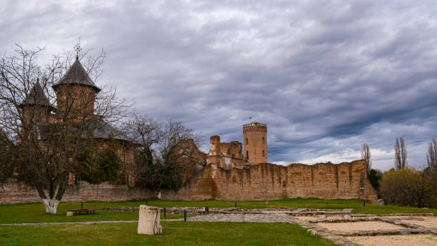 la tour chindia, faite à l'époque de vlad l'empaleur, près d'un monastère de targoviste, roumanie. vue sur une belle journée nuageuse, de loin - tirgoviste photos et images de collection