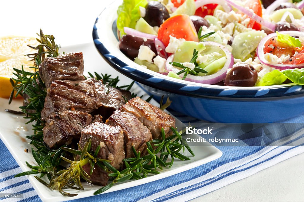 Ягненка Кебаб и греческий са�лат - Стоковые фото Баранина - мясо роялти-фри