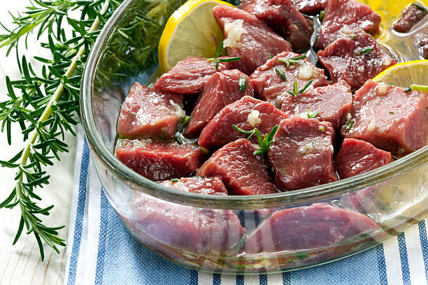 marinating carne - marinated fotografías e imágenes de stock