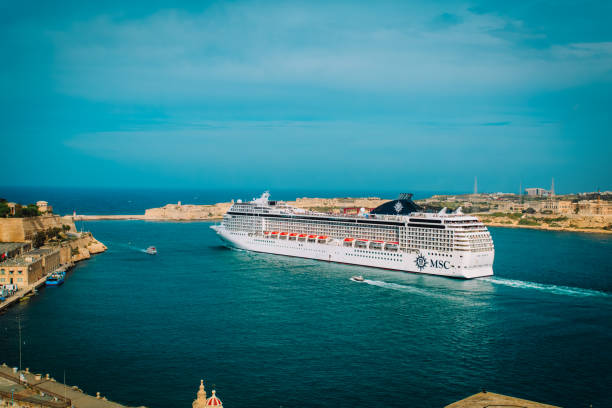 valetta, malta - 25 aprile 2015 - msc seaview cruise ship lascia il porto di valetta. - seaview foto e immagini stock