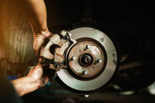 새로운 타이어 교체, 차고에서 자동차 브레이크 수리의 과정에서 자동차에 선택적 초점 디스크 브레이크 - disk brake 뉴스 사진 이미지