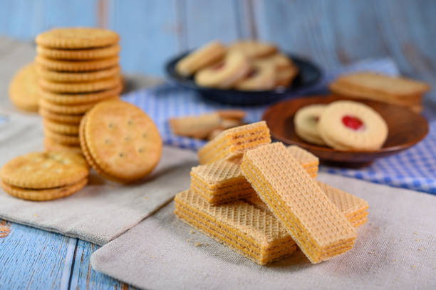 molti biscotti vengono posizionati sul tessuto e poi posizionati su un tavolo di legno. - alphabet letter n food fruit foto e immagini stock