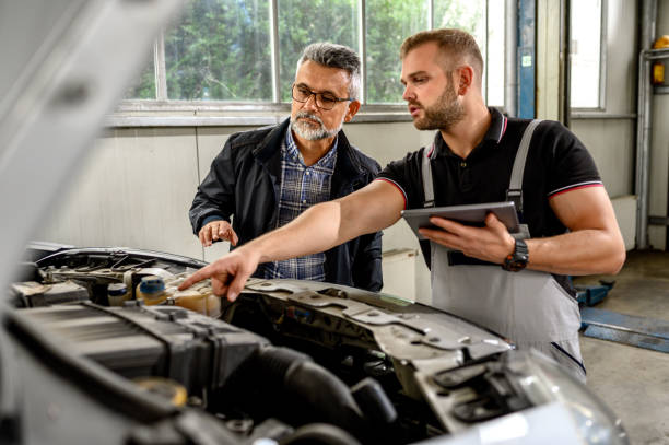 estimación de reparación automática - auto repair shop mechanic digital tablet customer fotografías e imágenes de stock