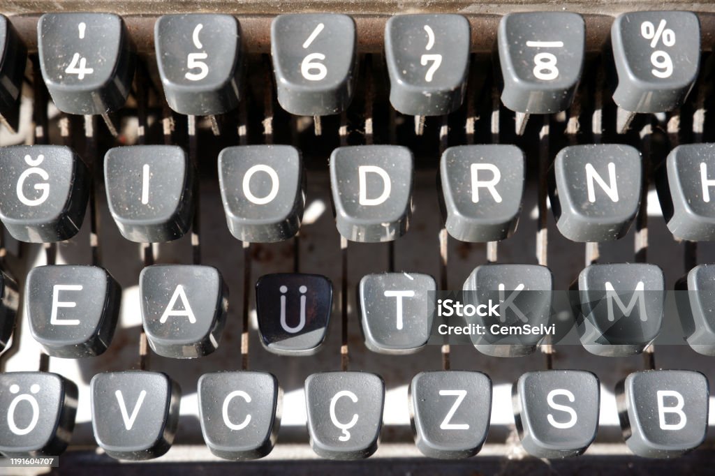 schot bak Onderdrukken Closeup Van Een Oude Typewriter Toetsenbord Met Turkse Letters Stockfoto en  meer beelden van Alfabet - iStock