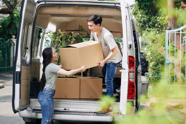 véhicule de déchargement de couples - moving house physical activity moving van box photos et images de collection