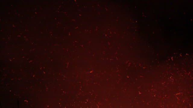 夜空超スローモーションに火の輝き粒子のビデオ。4K