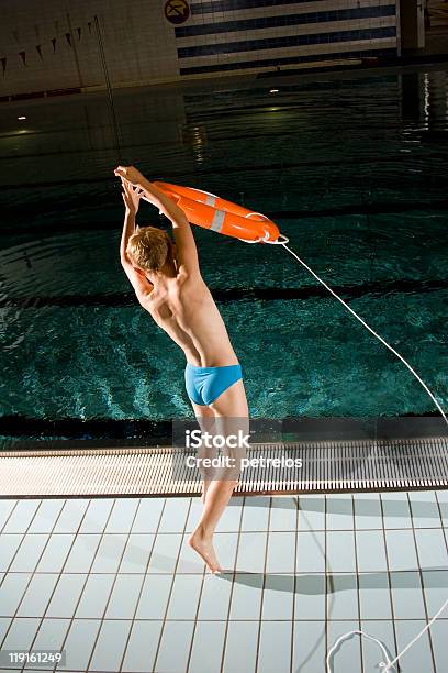 Junge Werfen Rettungsring Zu Stockfoto und mehr Bilder von Andersherum - Andersherum, Boje, Farbbild