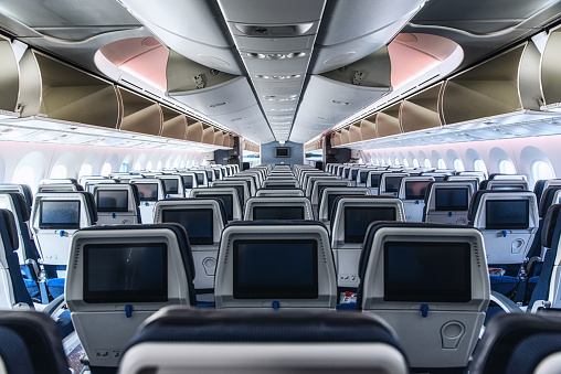 Interior de la cabina de un avión de pasajeros moderno (cuerpo ancho) photo