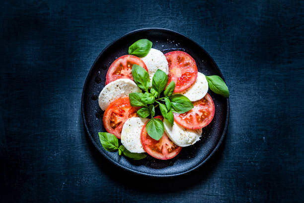 sałatka caprese - caprese salad salad tomato mozzarella zdjęcia i obrazy z banku zdjęć