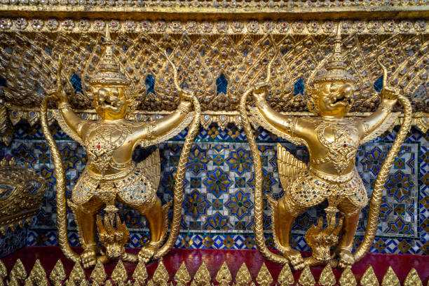 에메랄드 부다 사원 의 외부에, 가루다와 나가의 가까이에서 와트 프라 카우에서 방콕의 그랜드 팰리스 - garuda bangkok thailand gold 뉴스 사진 이미지