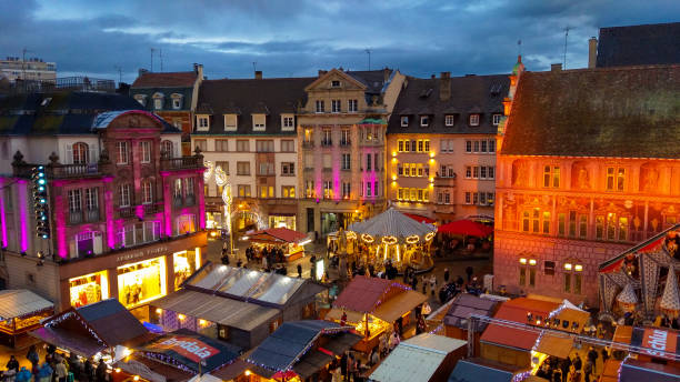 luftaufnahme des berühmten weihnachtsmarktes von mulhouse in der abenddämmerung im elsass, frankreich - mühlhausen stock-fotos und bilder