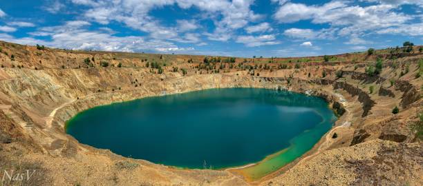 imagem panorâmico de um poço aberto abandonado da mina arquivado com água azul-turquesa venenosa - kerith - fotografias e filmes do acervo