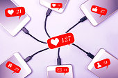 viele-handy-social-media.jpg?b=1&s=170x170&k=20&c=BZjJjFDB8AMxR79QrnwESK48qwymw-G2ad-y9FZU7G0=