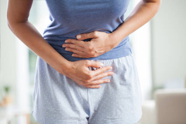 donna con dolore mestruale - women stomachache abdomen stomach foto e immagini stock