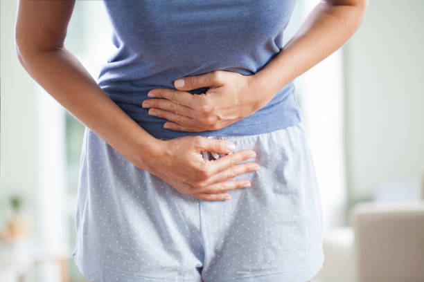 kobieta z bólem menstruacyjnym - women stomachache abdomen stomach zdjęcia i obrazy z banku zdjęć