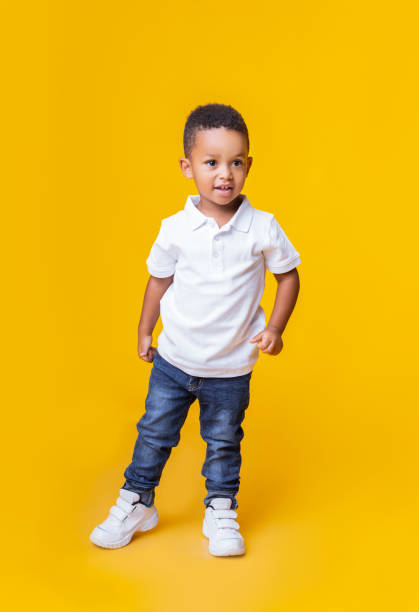 ritratto di adorabile ragazzino nero in jeans e t'shirt bianca - t shirt child white portrait foto e immagini stock