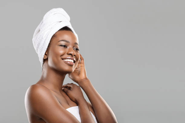 portret afro kobiety z ręcznikiem na głowie i doskonałą skórą - hair salon beauty spa indoors health spa zdjęcia i obrazy z banku zdjęć