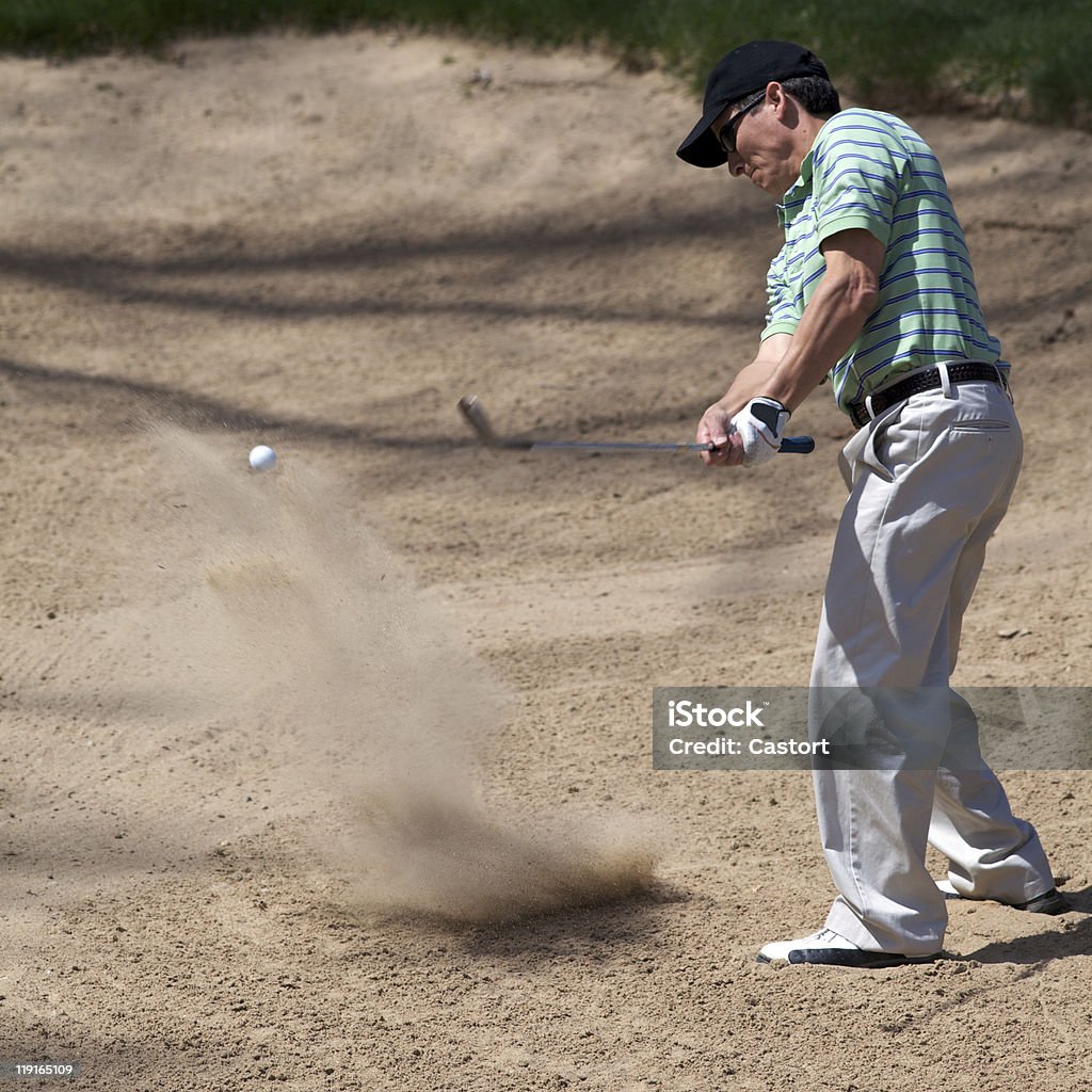 Пакет услуг «Golfer Ударяя из Песчаная ловушка - Стоковые фото Гольф роялти-фри