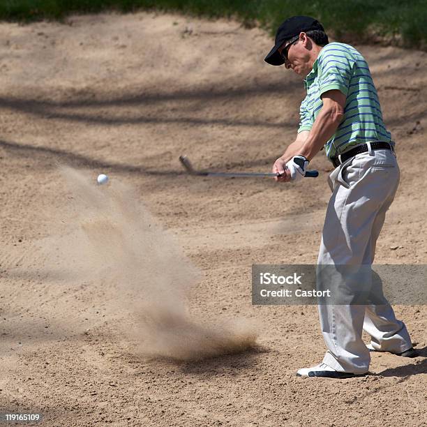 Пакет Услуг Golfer Ударяя Из Песчаная Ловушка — стоковые фотографии и другие картинки Гольф - Гольф, Хватать, Golf Swing