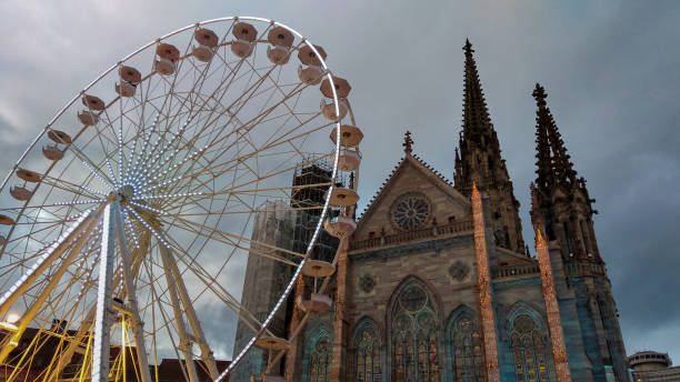 dettaglio della ruota panoramica nella piazza centrale della città dimulhouse durante le vacanze di natale - ferris wheel immagine foto e immagini stock