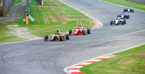 fahrer, die rennwagen fahren - grand prix rennen stock-fotos und bilder