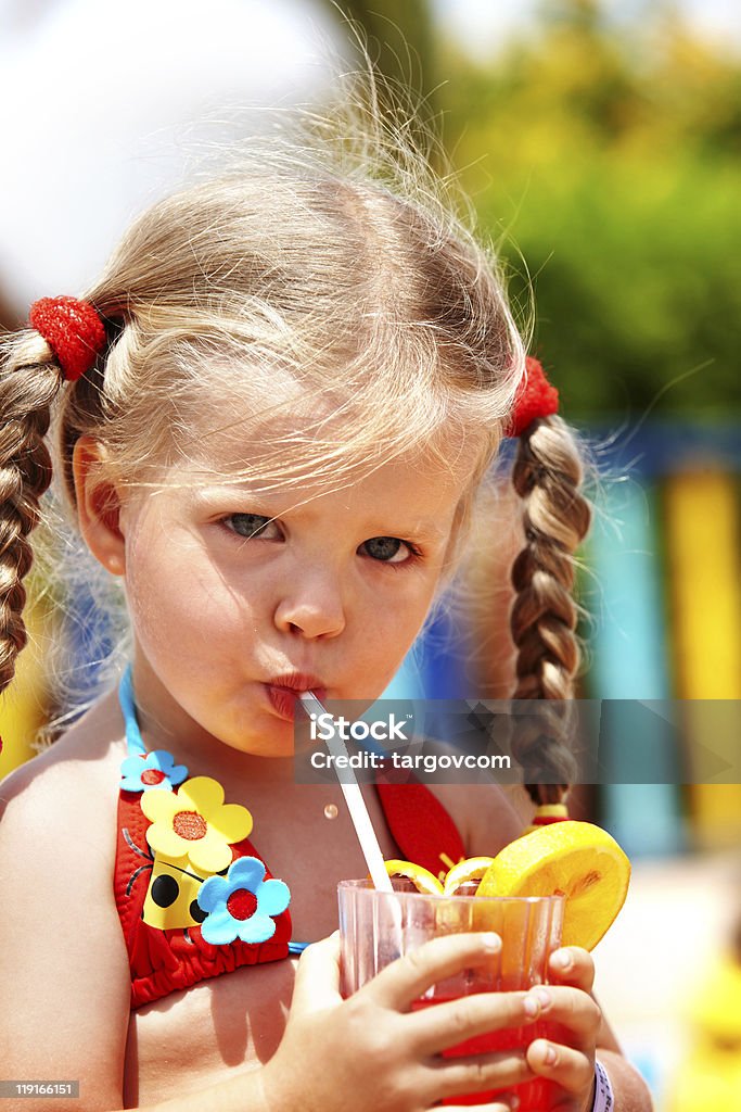 Kind trinkt Orangensaft. - Lizenzfrei Alkoholfreies Getränk Stock-Foto