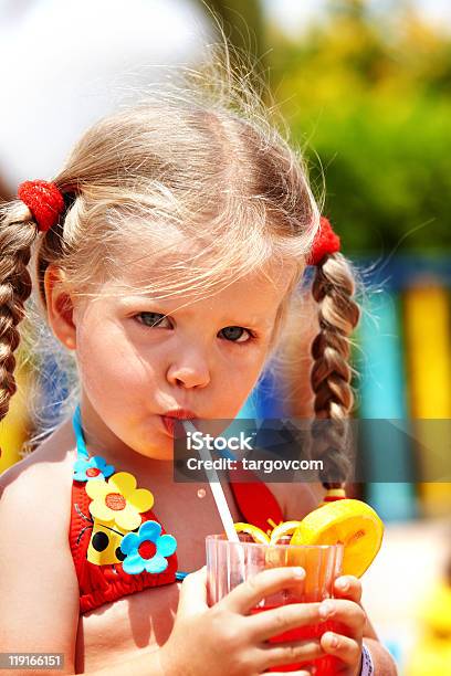 Kind Trinkt Orangensaft Stockfoto und mehr Bilder von Alkoholfreies Getränk - Alkoholfreies Getränk, Badebekleidung, Bikini