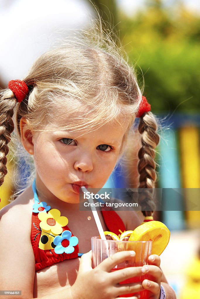 Niño beber jugo de naranja. - Foto de stock de Aire libre libre de derechos