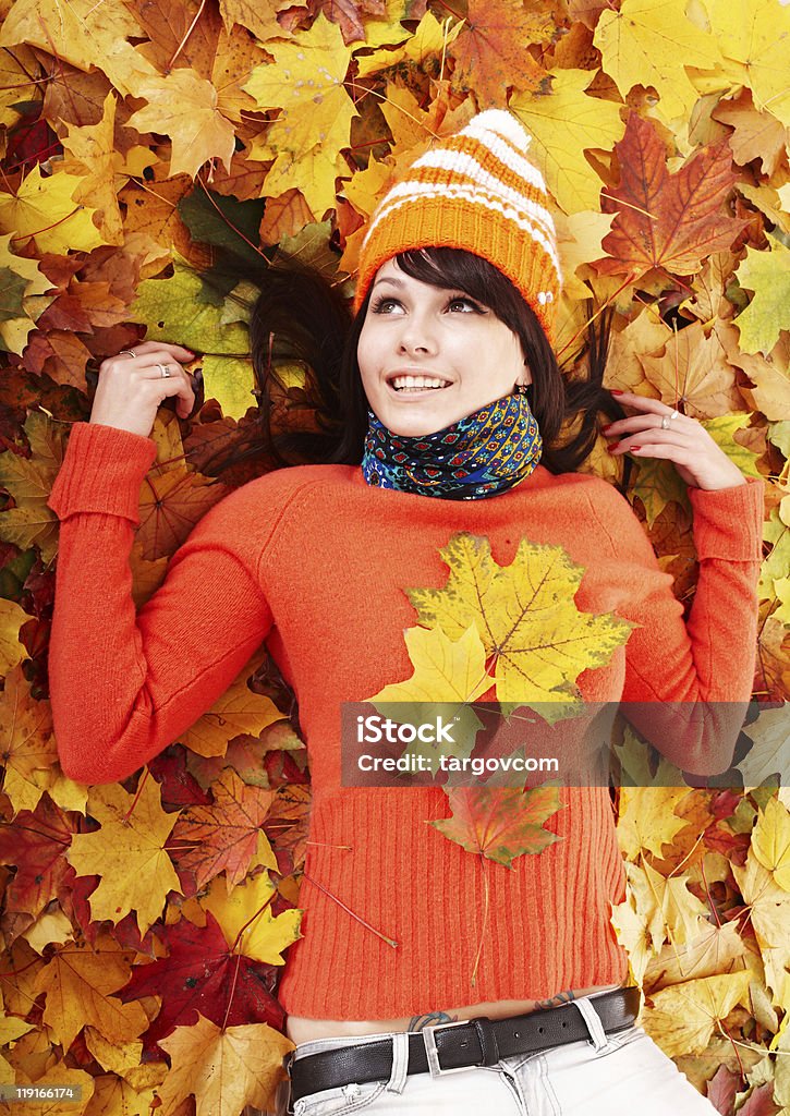 Jovem mulher com outono folhas de laranja. - Royalty-free Adulto Foto de stock