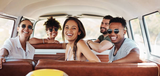 良い会社で長すぎる道はない - 外国人 旅 車 ストックフォトと画像