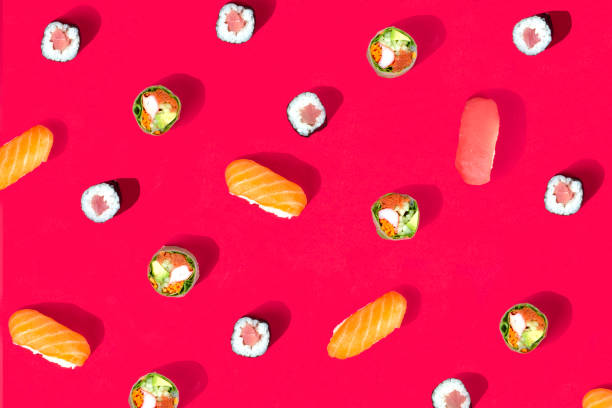 wzór sushi na czerwonym tle - sushi california roll salmon sashimi zdjęcia i obrazy z banku zdjęć
