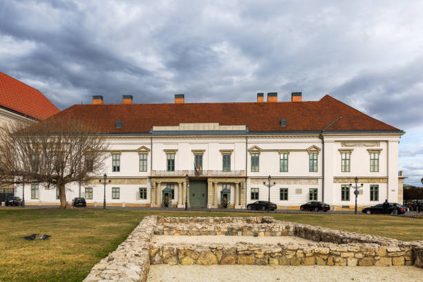 budapeste, o palácio sandor é a residência oficial do presidente da hungria. - sandor palace - fotografias e filmes do acervo