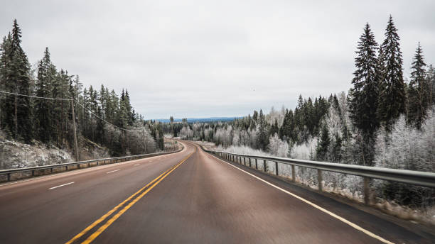 el camino abierto de invierno. disparo en el invierno de finlandia. - car horizon over land driving street fotografías e imágenes de stock