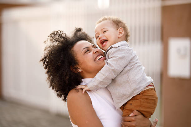 madre e hijo divirtiéndose - women mother baby happiness fotografías e imágenes de stock