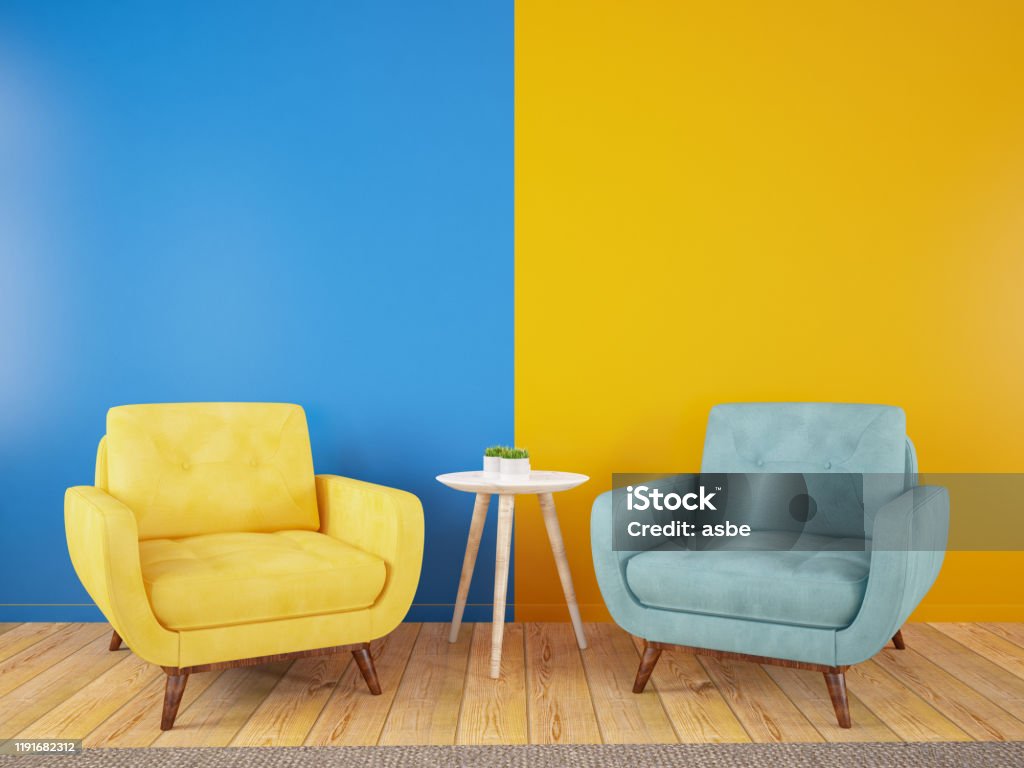 扶手椅在中間分成兩部分。黃藍現代和多彩的舒適概念 - 免版稅兩件物體圖庫照片